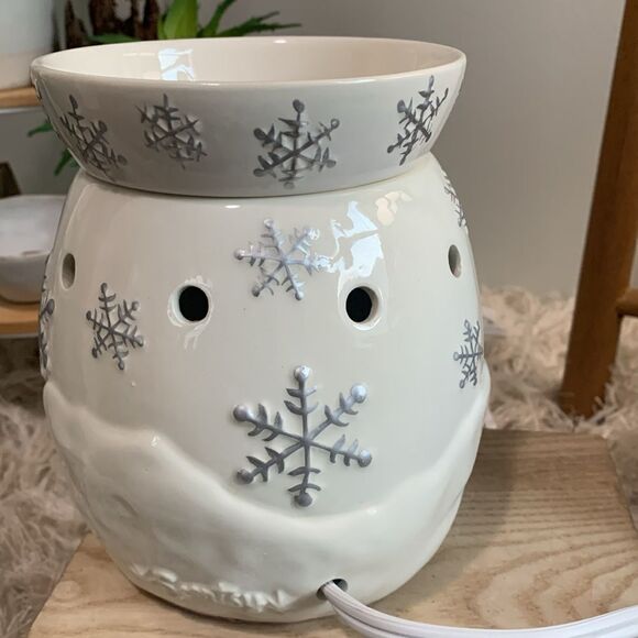 Scentsy 2010 Snow Day Wax Warmer Full Size Snowman Scene - Picture 9 of 17